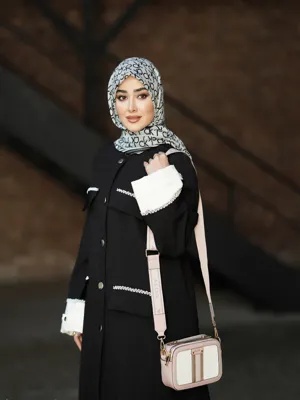 عبا مشکی آستین سفید موجی